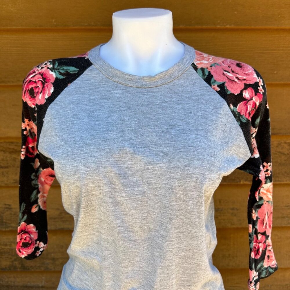 Lularoe Floral Baseball T-Shirt Light Grey Half Sleeve Shirt Size XS - Picture 3 of 7